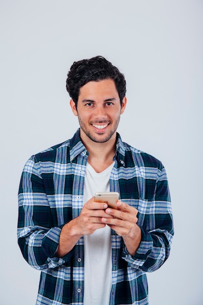 Hombre joven sonriente sosteniendo smartphone