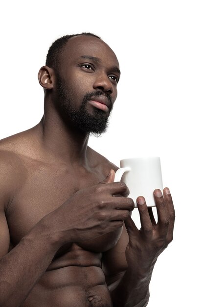 Hombre joven con taza de té blanco