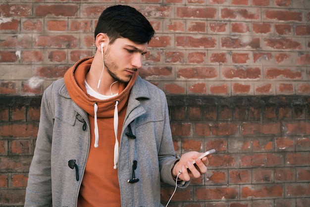 Hombre joven con teléfono móvil.