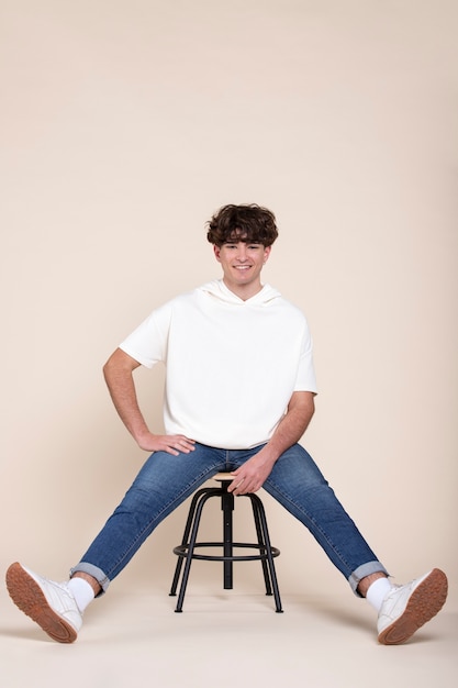 Hombre joven de tiro completo con camisa blanca