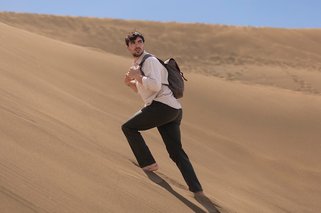 Hombre joven de tiro completo con mochila