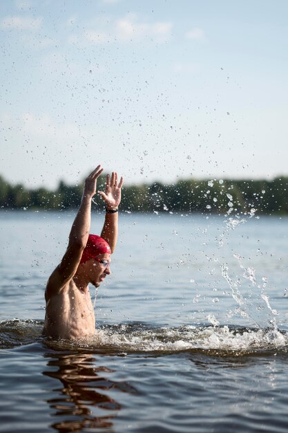 Hombre joven de tiro medio en el lago