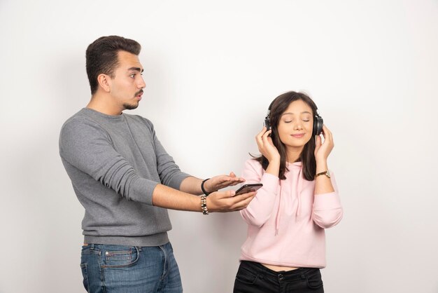 Hombre joven tratando de llamar la atención de la mujer.