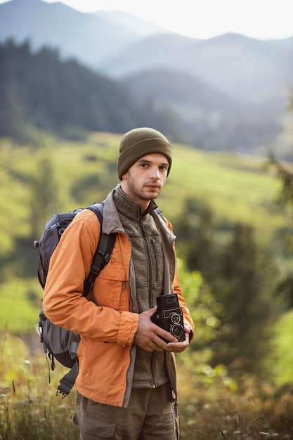 Foto gratuita hombre joven viajero disfrutando de un entorno rural