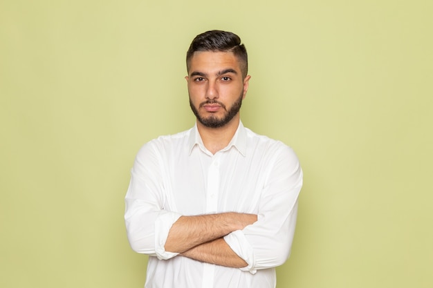 Foto gratuita un hombre joven de vista frontal en camisa blanca posando