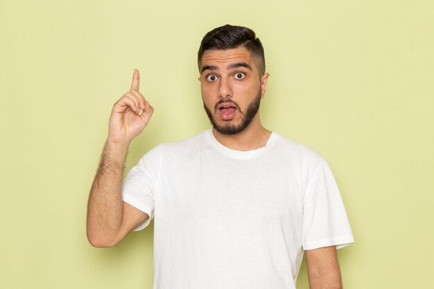 Un hombre joven de vista frontal en modelo posando camiseta blanca