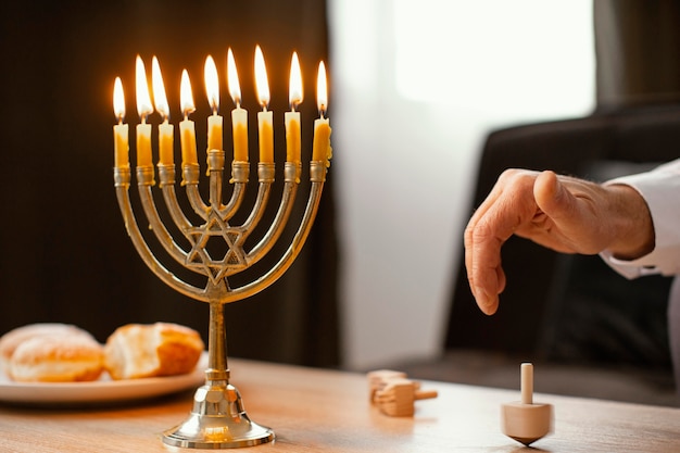 Hombre judío celebrando un día santo