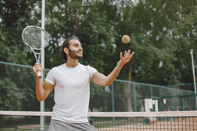 Hombre de jugador de tenis se centró durante el juego