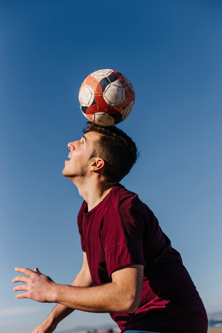 Foto gratuito hombre jugando al fútbol en la playa