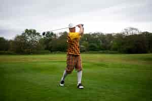 Foto gratuita hombre jugando al golf al aire libre en el campo