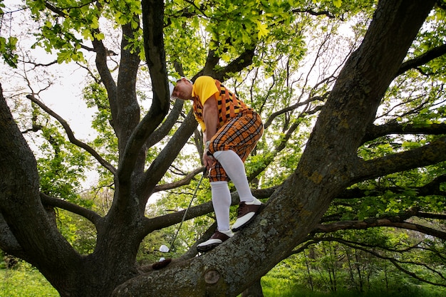 Foto gratuita hombre jugando al golf al aire libre en el campo