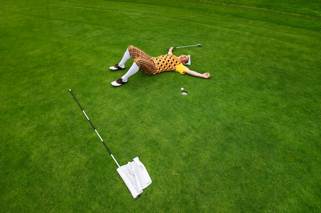 Foto gratuita hombre jugando al golf al aire libre en el campo