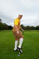 Foto gratuita hombre jugando al golf al aire libre en el campo