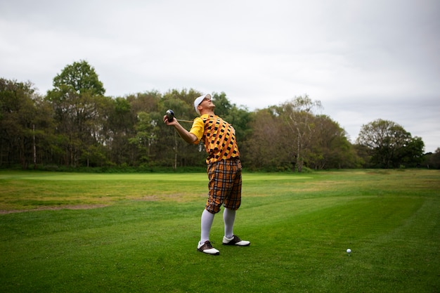 Hombre jugando al golf al aire libre