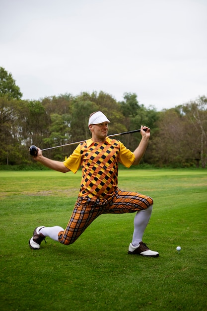 Hombre jugando al golf al aire libre
