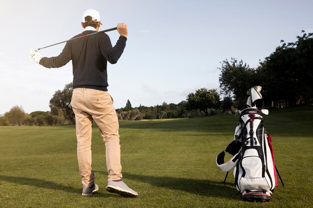 Hombre jugando al golf en el campo