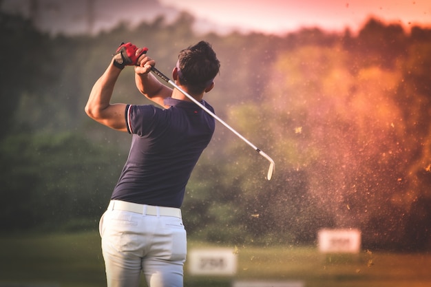 Foto gratuita hombre jugando al golf