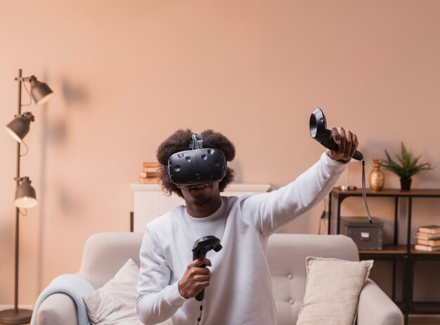 Hombre jugando con auriculares virtuales