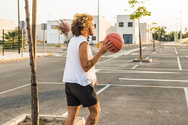 Hombre jugando baloncesto en la calle