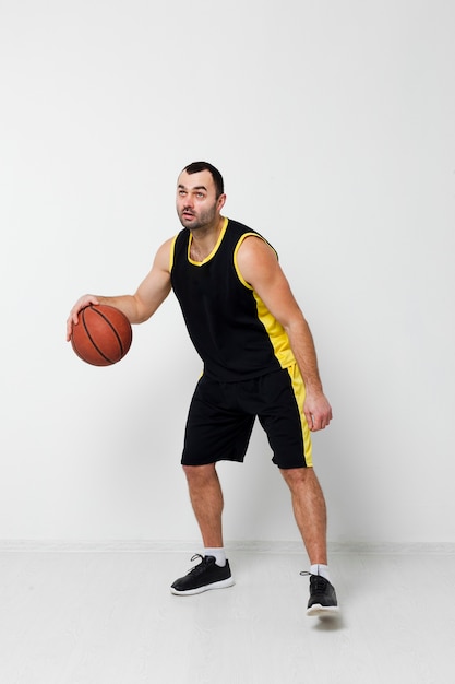 Foto gratuita hombre jugando baloncesto con espacio de copia