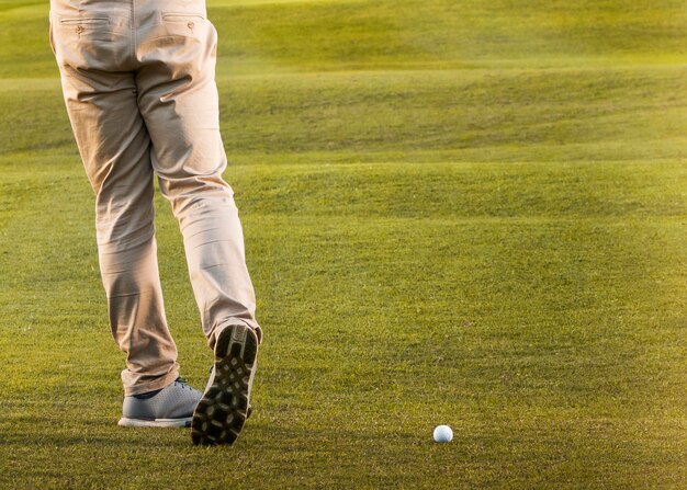 Hombre jugando en el campo de golf de hierba