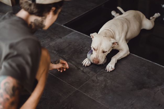 Foto gratuita hombre jugando con un perro