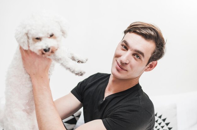 Hombre jugando con su poodle de juguete