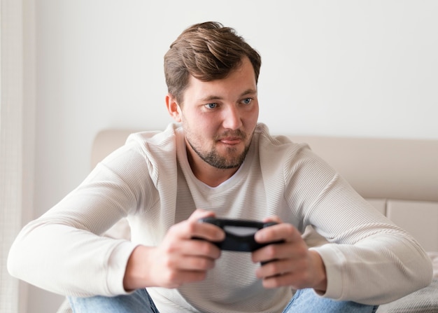 Hombre jugando videojuegos en casa