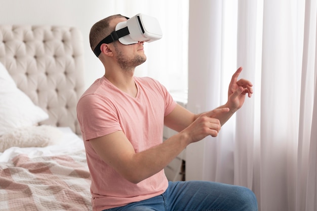 Hombre jugando videojuegos mientras usa gafas de realidad virtual