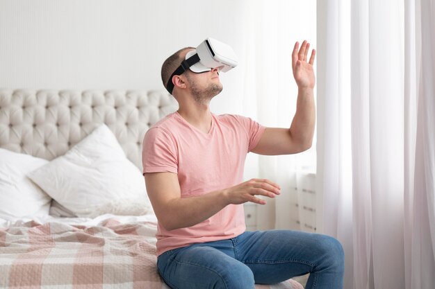 Hombre jugando videojuegos mientras usa gafas de realidad virtual