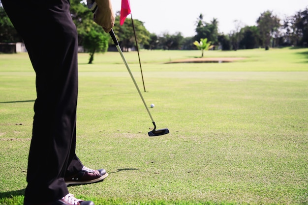 Hombre jugar al aire libre golf deporte actividad - personas en concepto de deporte de golf