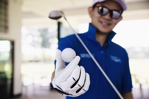 Hombre jugar al aire libre golf deporte actividad - personas en concepto de deporte de golf