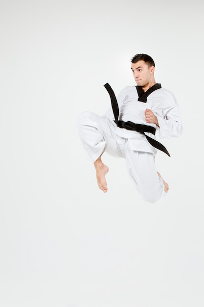 Foto gratuita el hombre de karate con cinturón negro