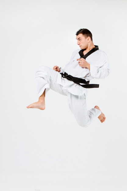 Foto gratuita el hombre de karate con cinturón negro