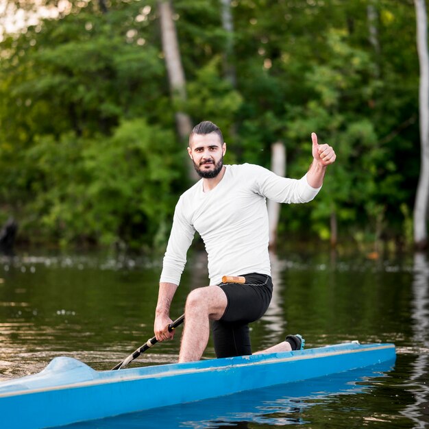 Hombre en kayak mostrando aprobación