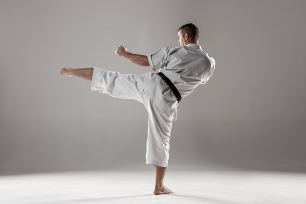 Hombre en kimono blanco entrenando karate