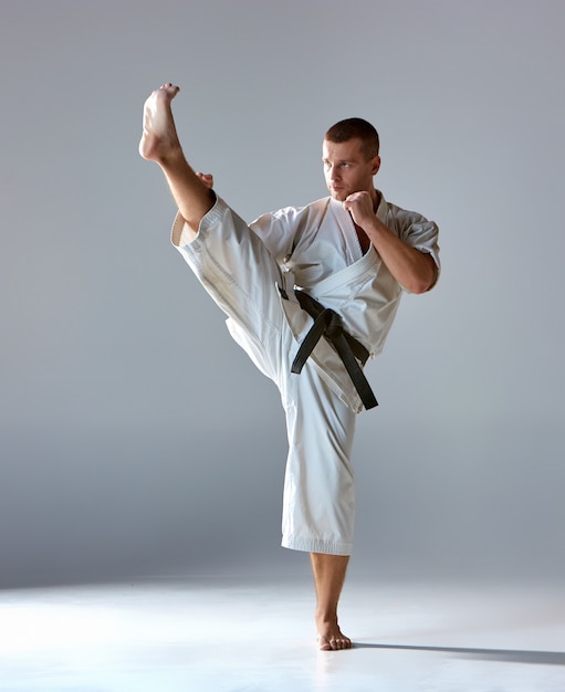 Hombre en kimono blanco entrenando karate
