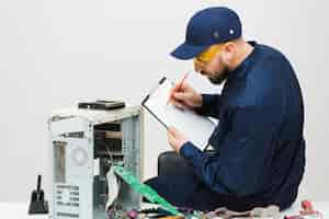 Foto gratuita hombre de lado reparando una computadora