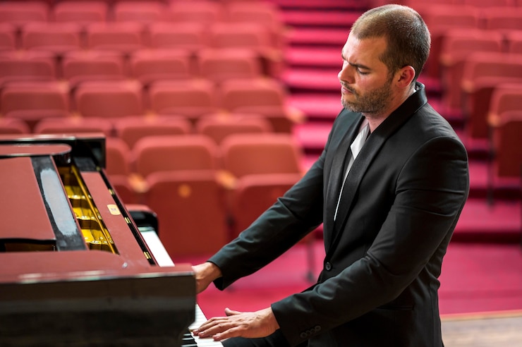 Foto gratuito hombre de lado tocando el recital de piano clásico