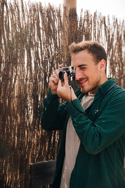 Hombre de lado tomando fotos