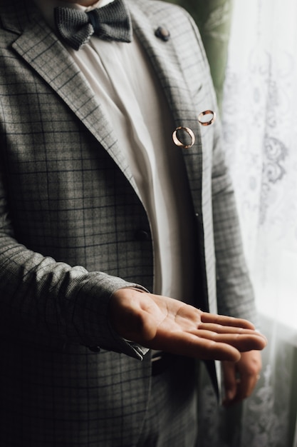 Foto gratuita el hombre está lanzando dos anillos de boda