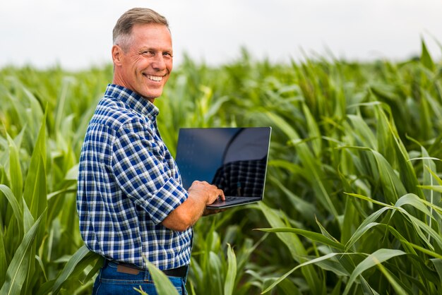 Hombre con una laptop mirando a cámara