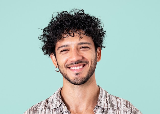 Hombre latino sonriendo maqueta psd alegre expresión closeup portrai