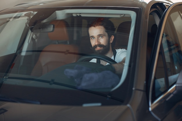 Hombre lavando su auto en un garaje