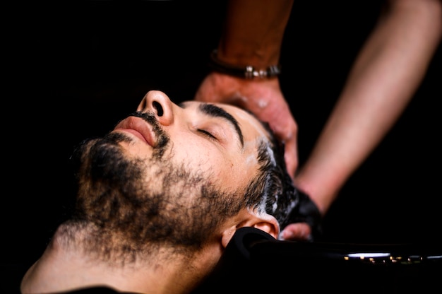 Foto gratuita hombre lavándose el pelo en el salón