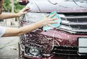 Foto gratuita hombre lavar el coche con champú