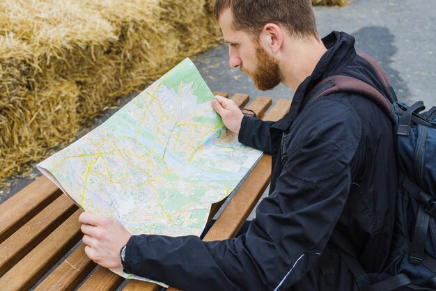 Hombre, lectura, mapa, tabla