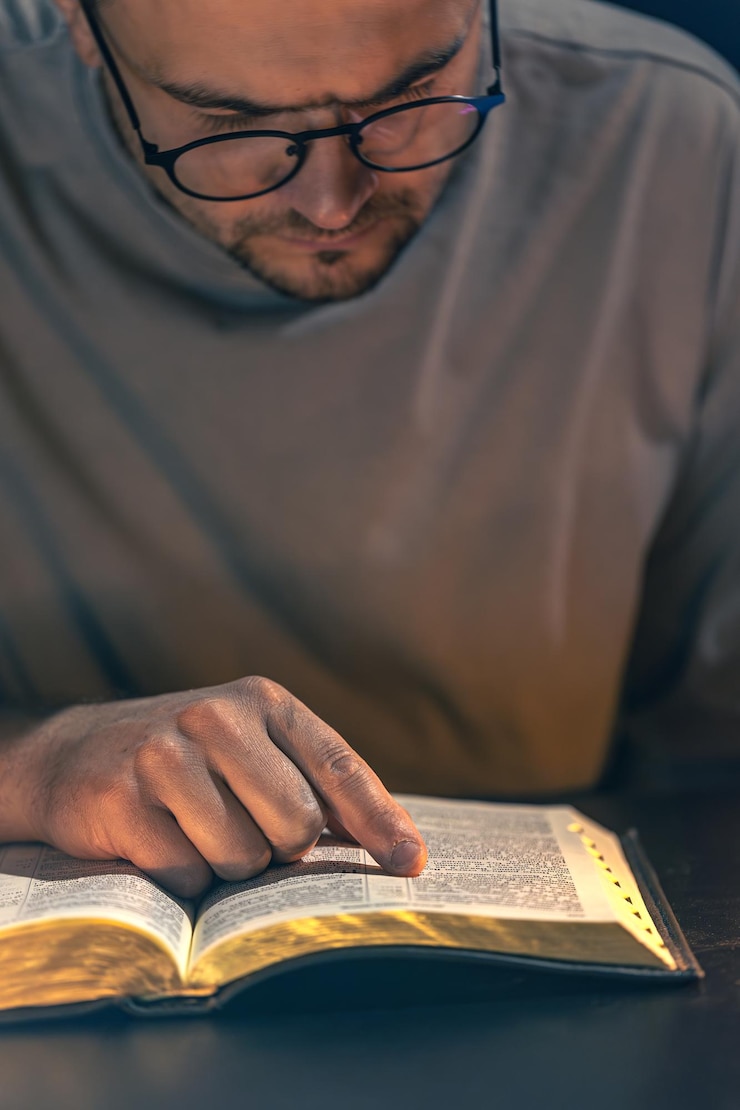Foto gratuito un hombre lee la biblia manos masculinas con la biblia de cerca