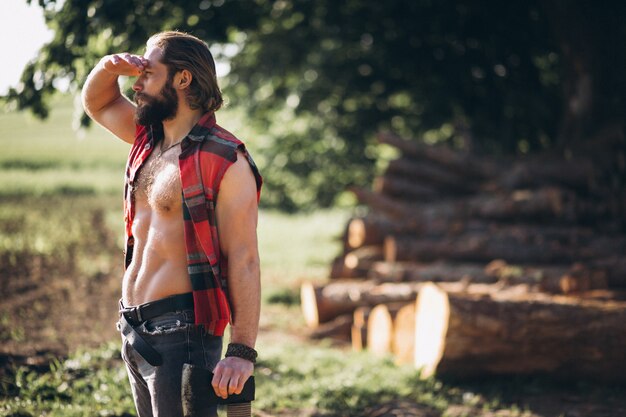 Hombre leñador en el bosque