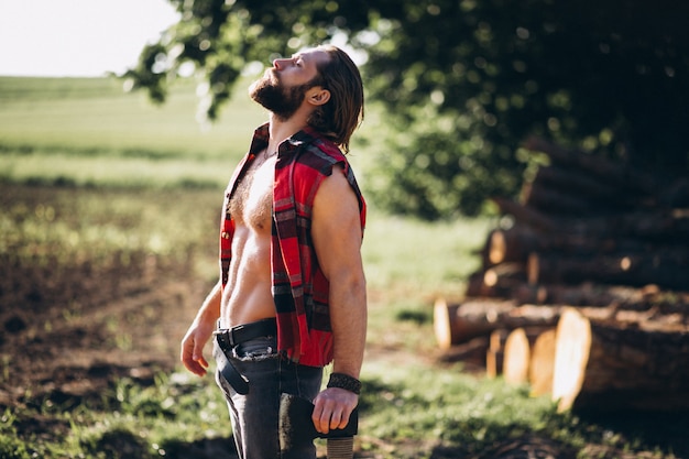 Hombre leñador en el bosque